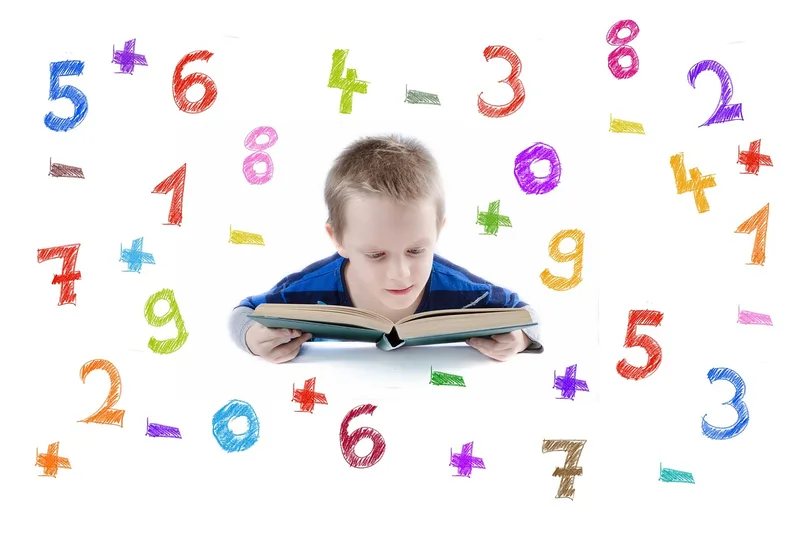 Bambino che calcola operazioni aritmetiche a scuola