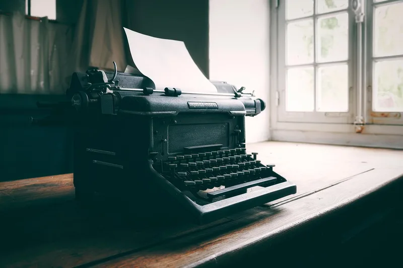 Macchina da scrivere vintage retro — storia ed eredità del design Olivetti